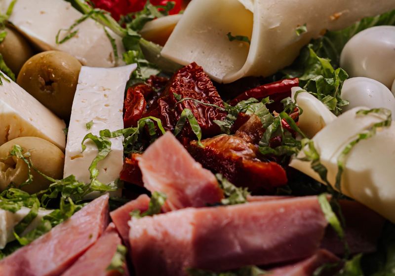 Picada Primavera grande con quesos, aceitunas y jamón cocido